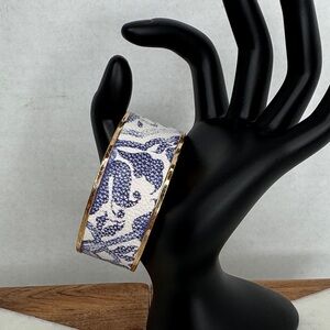 Vintage Estate Blue and White Chinoiserie Leather Open Cuff Bracelet lot C52